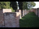 02521 ostia - regio v - insula vii - sede degli augustali (v,vii,1-2) - porticus (westseite) - blick von norden - 01-2024.jpg